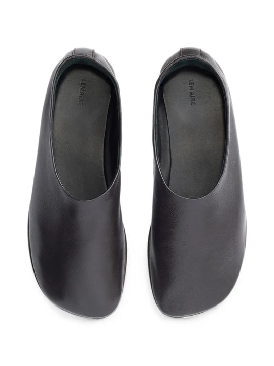 Black shoes, front view