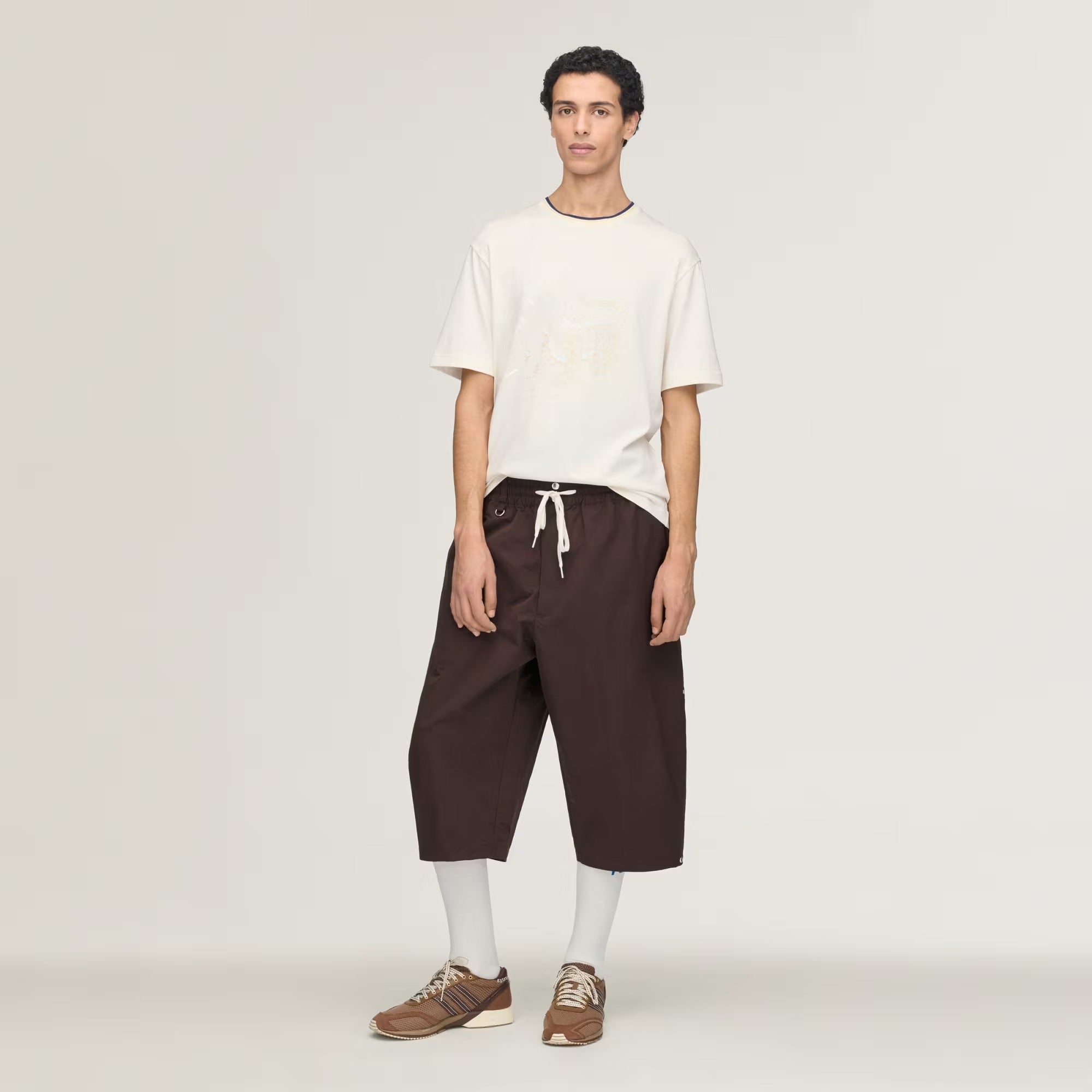 White t-shirt, full body view
