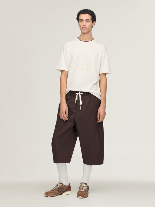 White t-shirt, full body view