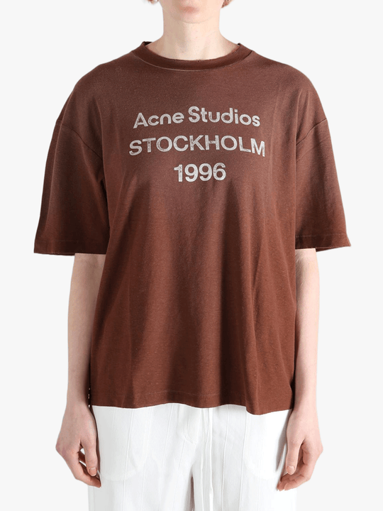 Brown t-shirt worn by a person, showing the t-shirt fit