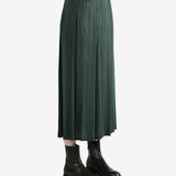 Green skirt worn by a person, showing the skirt's fit