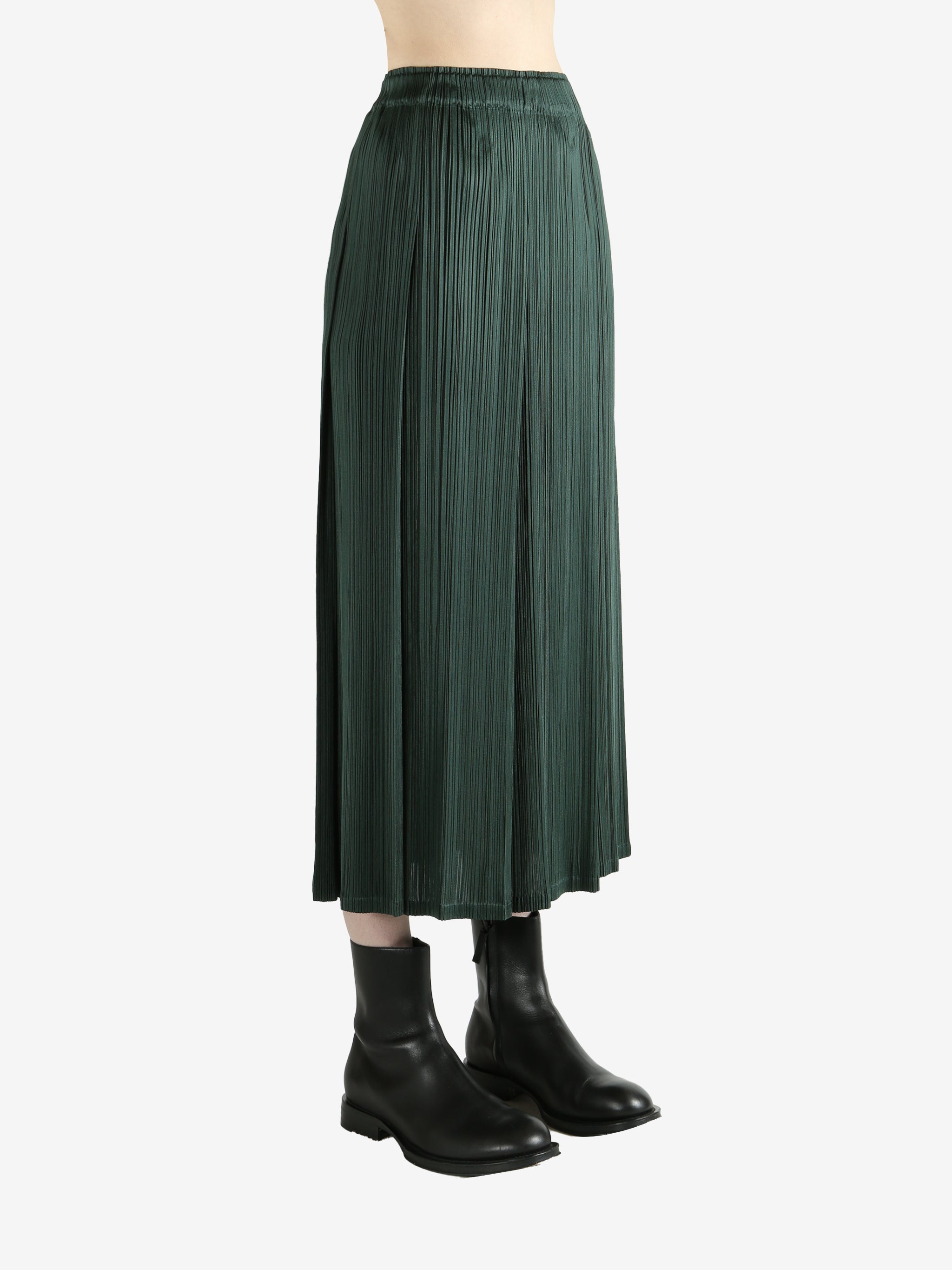Green skirt worn by a person, showing the skirt's fit