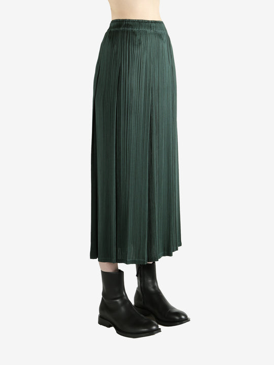 Green skirt worn by a person, showing the skirt's fit