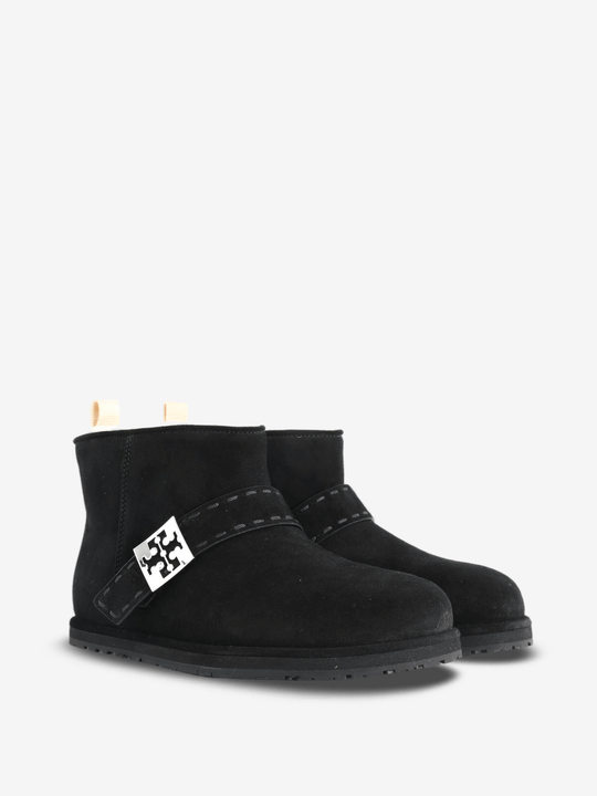 Black boots, front view