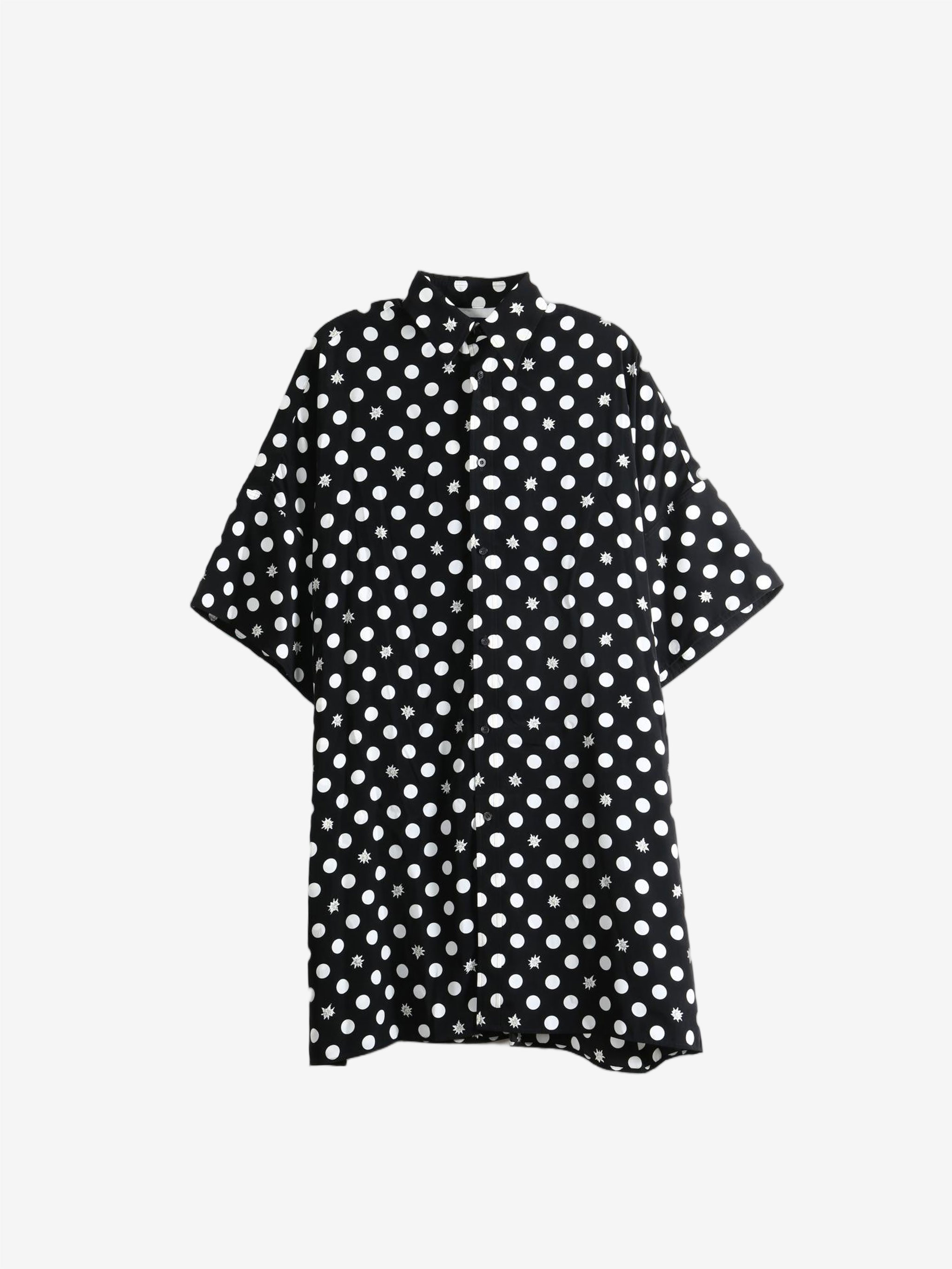 Black shirt, front view