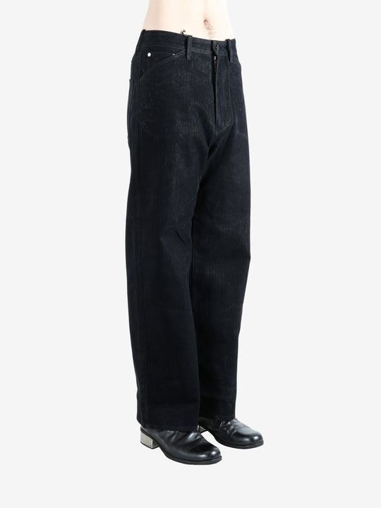 Black pants worn by a person,○showing the pants fit