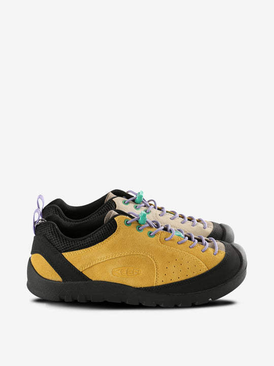 Yellow shoes,front view