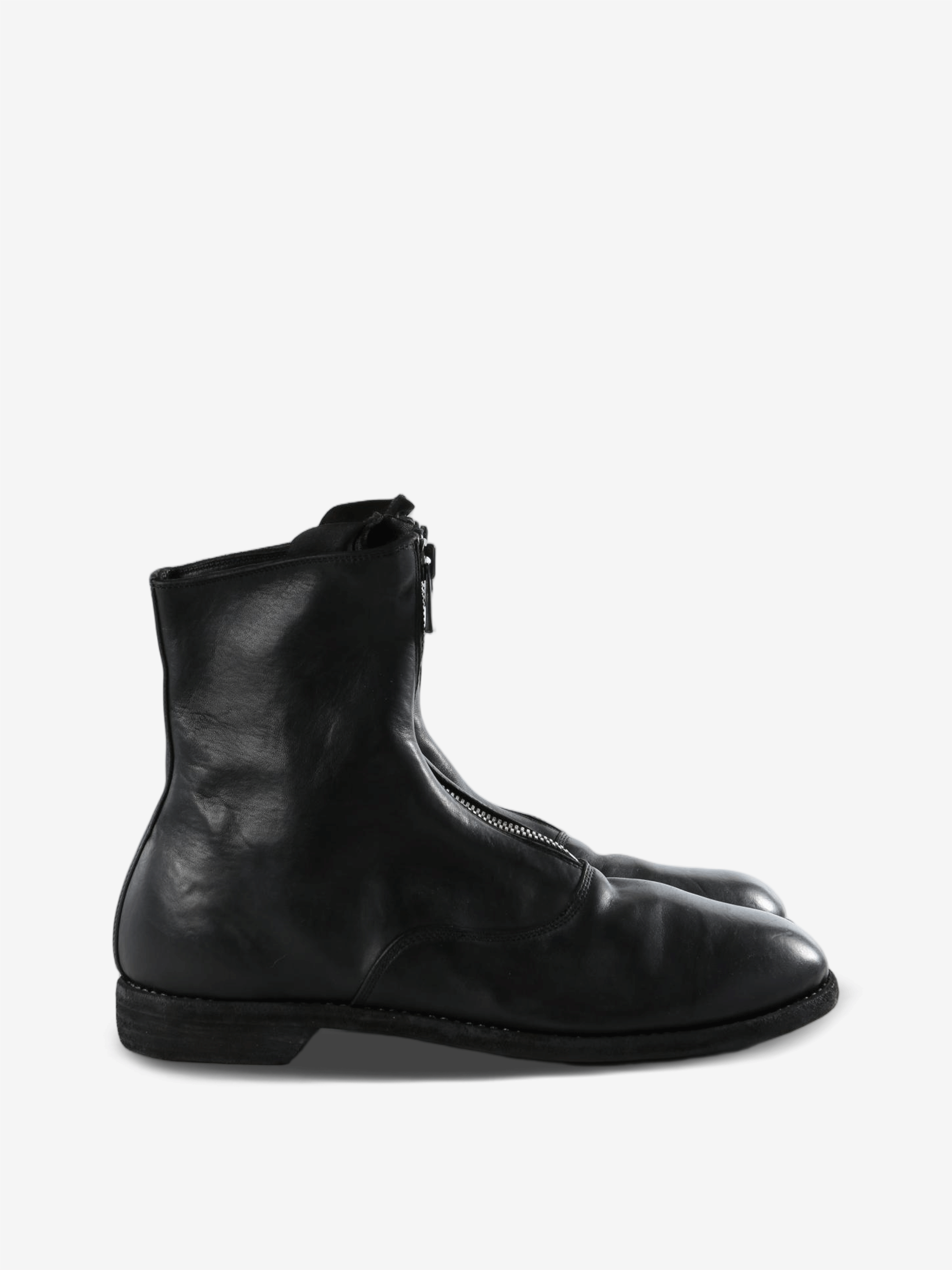 Black boots,front view