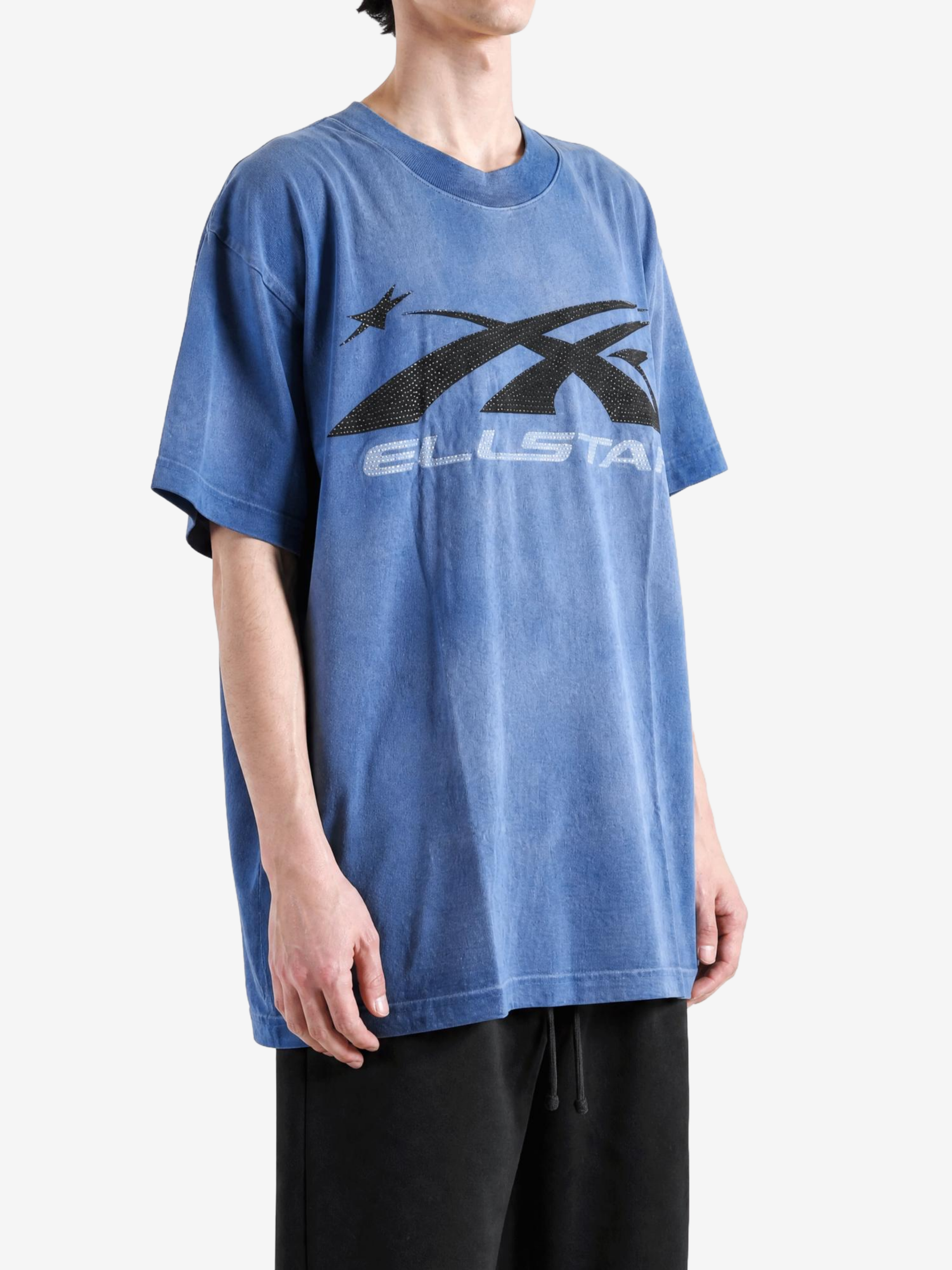Blue t-shirt, full body view