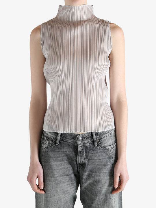 Grey tops worn by a person, showing the  tops fit