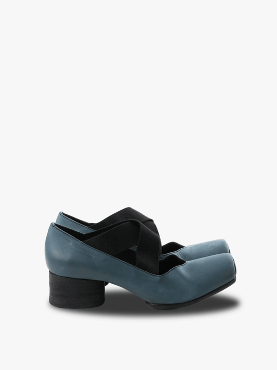 blue shoes, front view