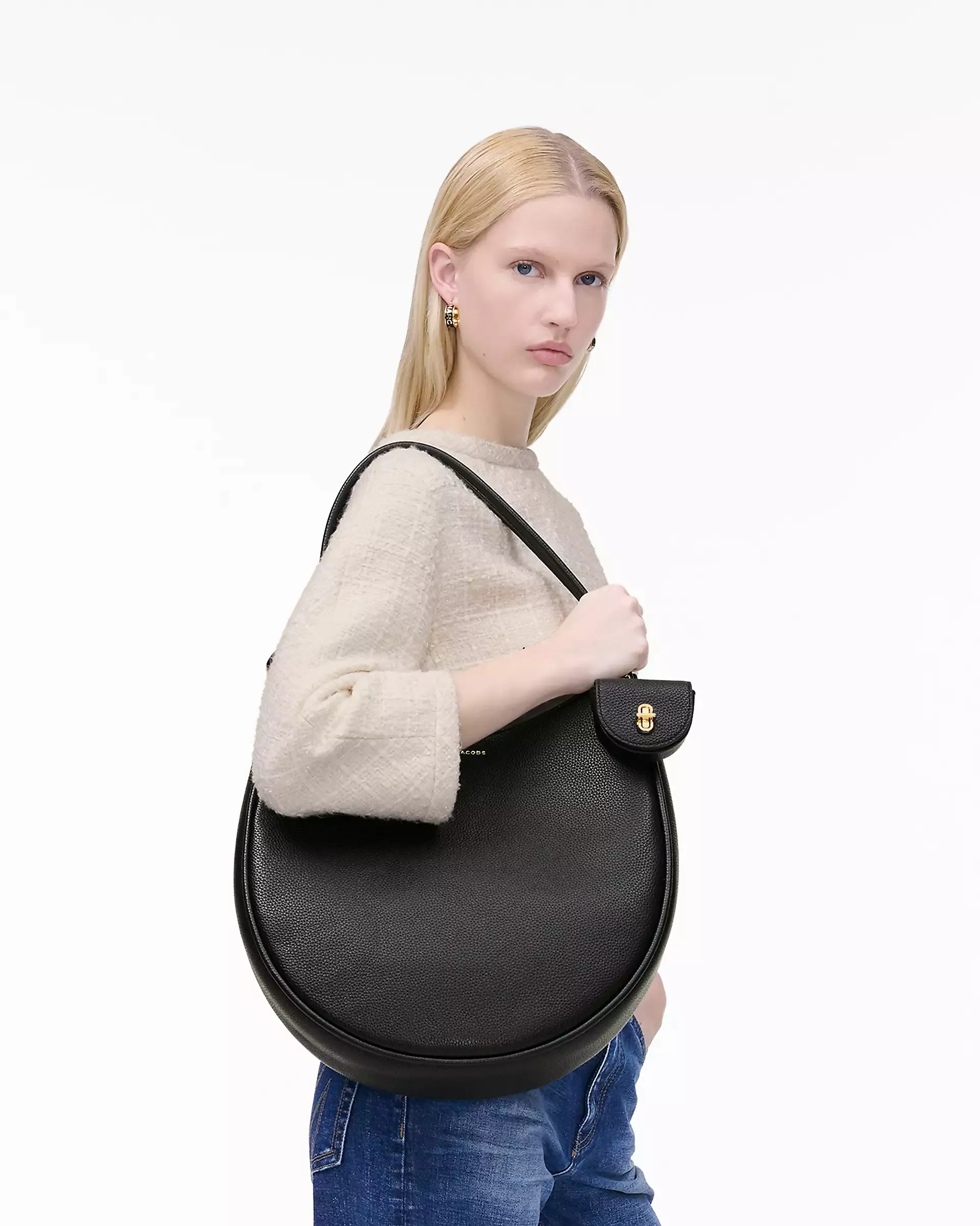 Black bag worn by a person, showing the bag's fit