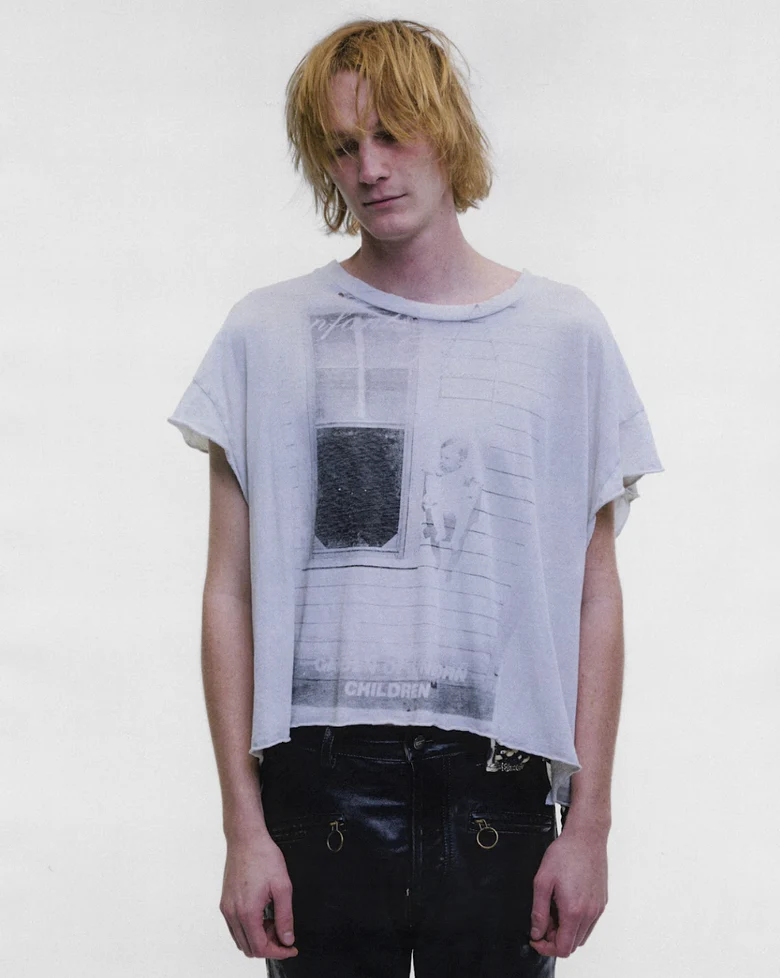 White t-shirt, full body view