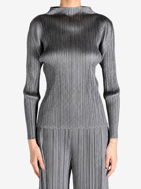 Grey shirt, full body view