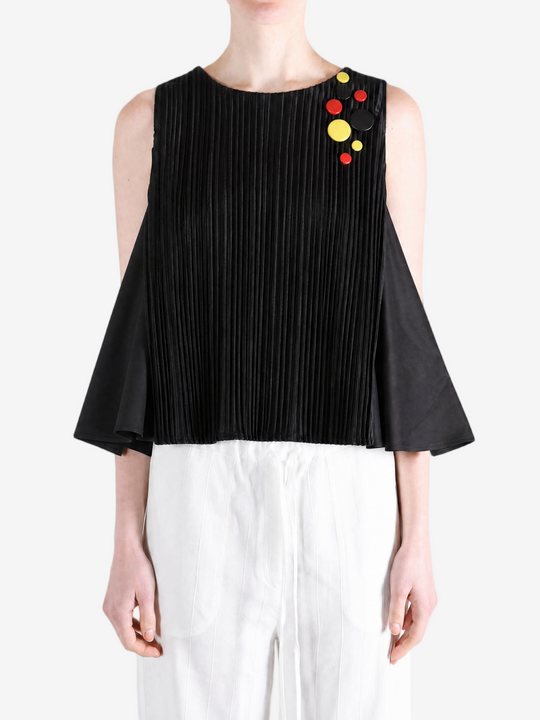Black top worn by a person, showing the top fit