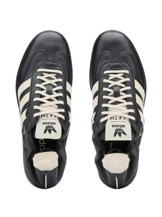 Black shoes, front view
