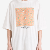 White t-shirt, full body view