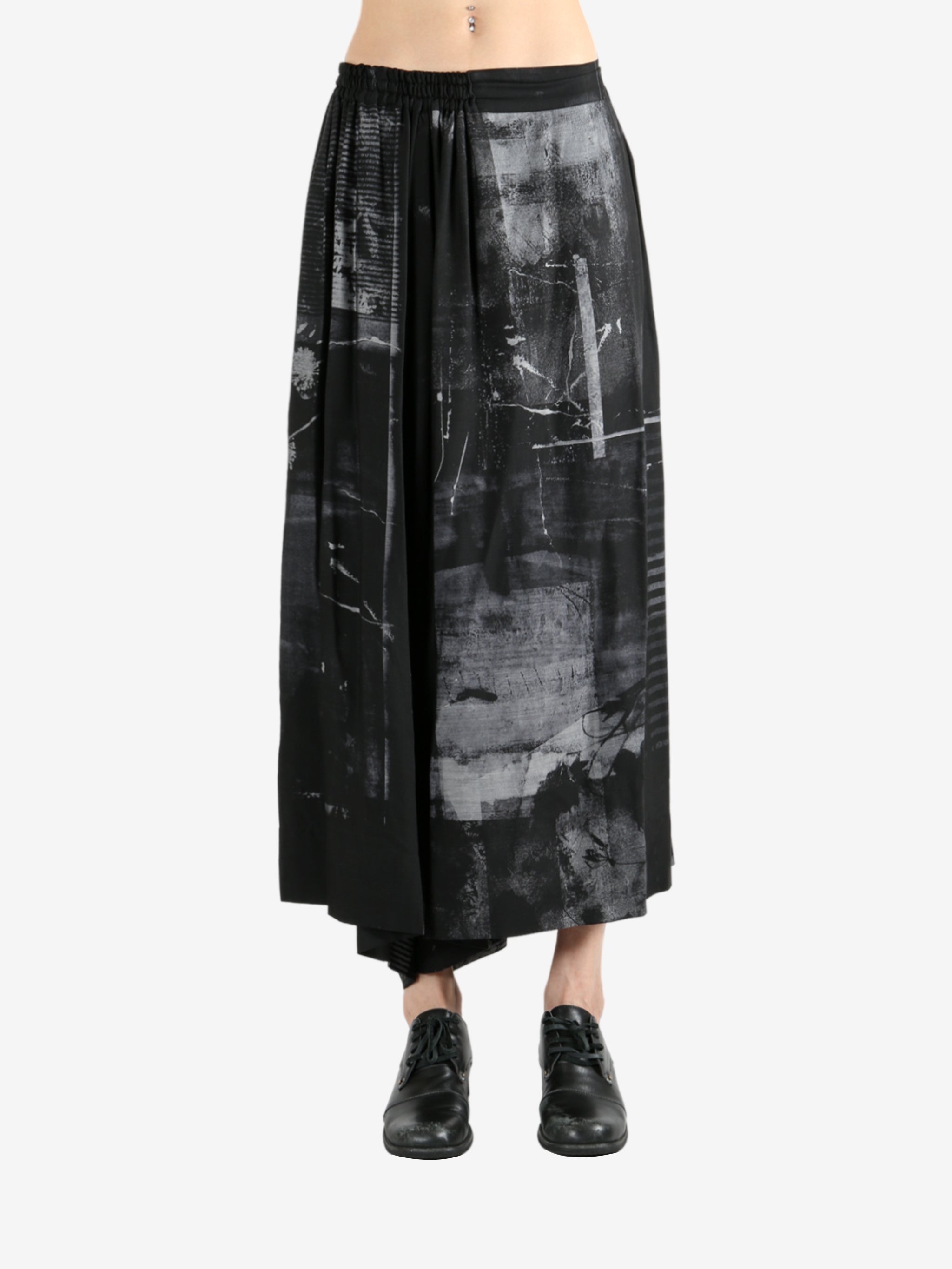 Black pants worn by a person, showing the pants's fit