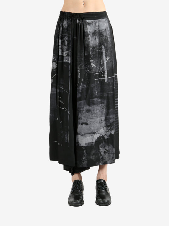 Black pants worn by a person, showing the pants's fit