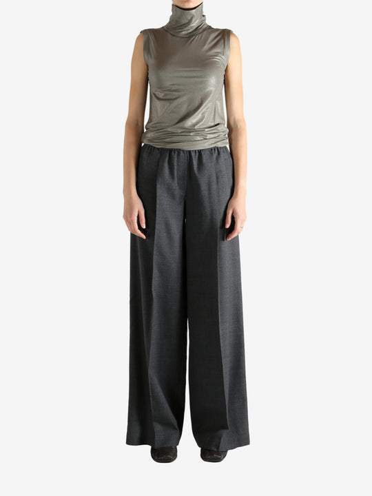 Grey tops,full body view