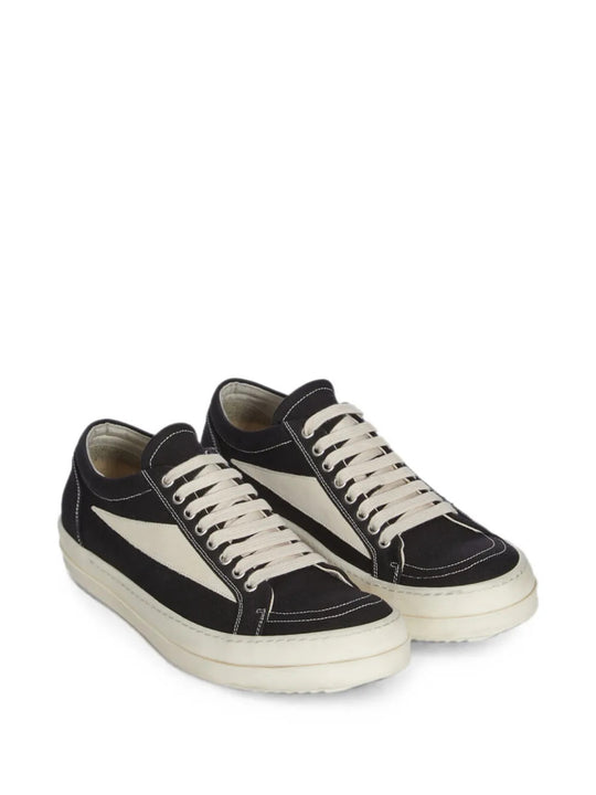 Black shoes, front view