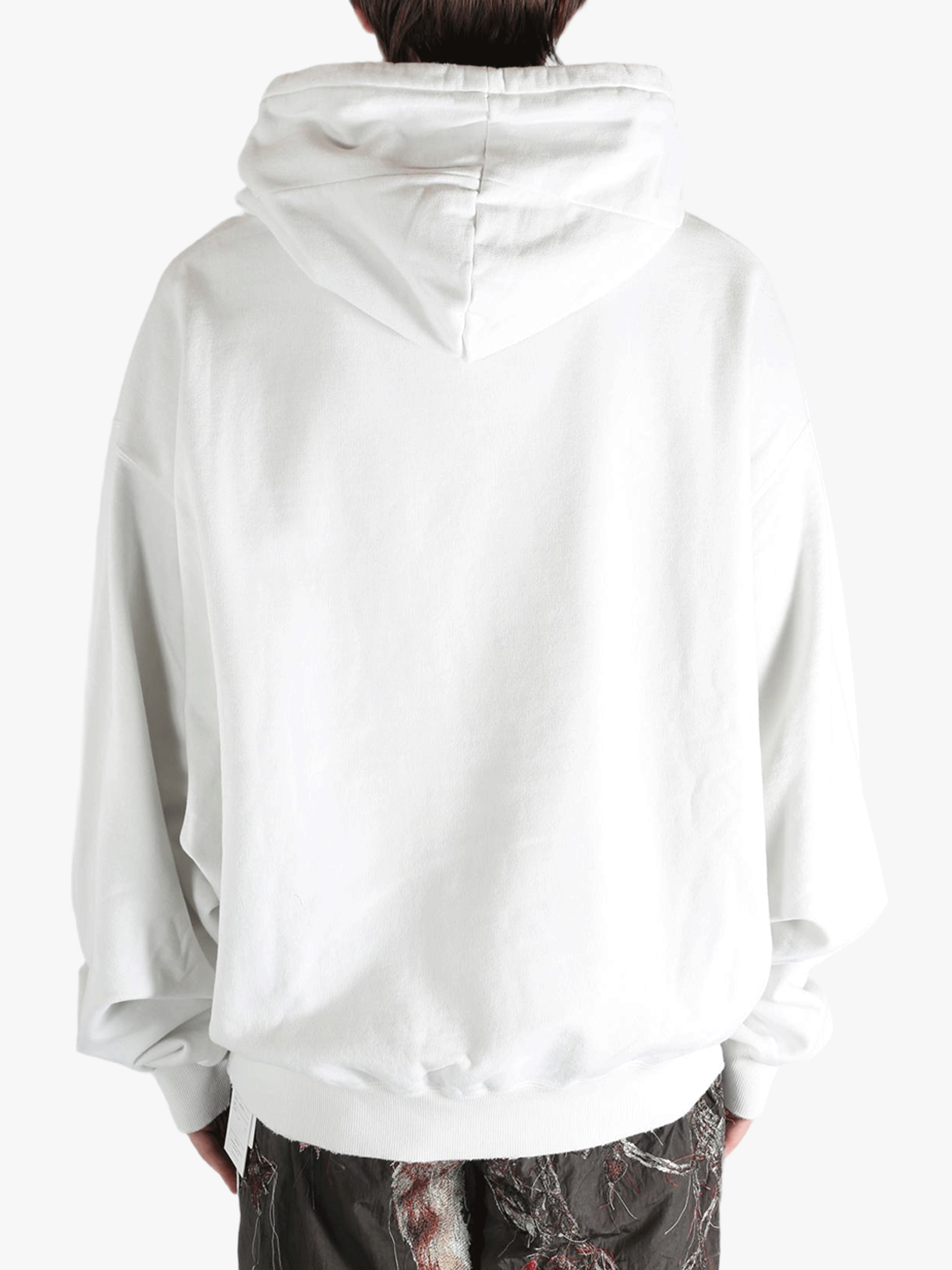 White sweat worn by a person, showing the sweat's fit