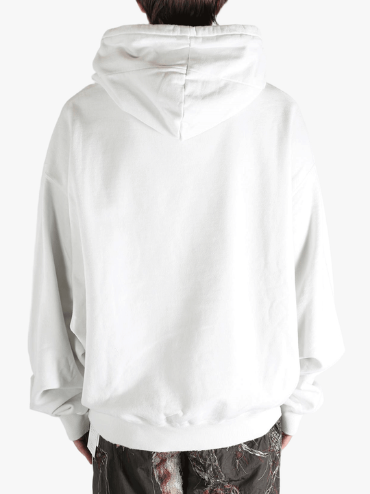 White sweat worn by a person, showing the sweat's fit