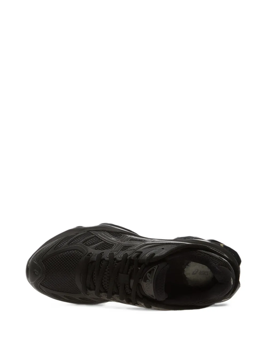 Black shoes, front view