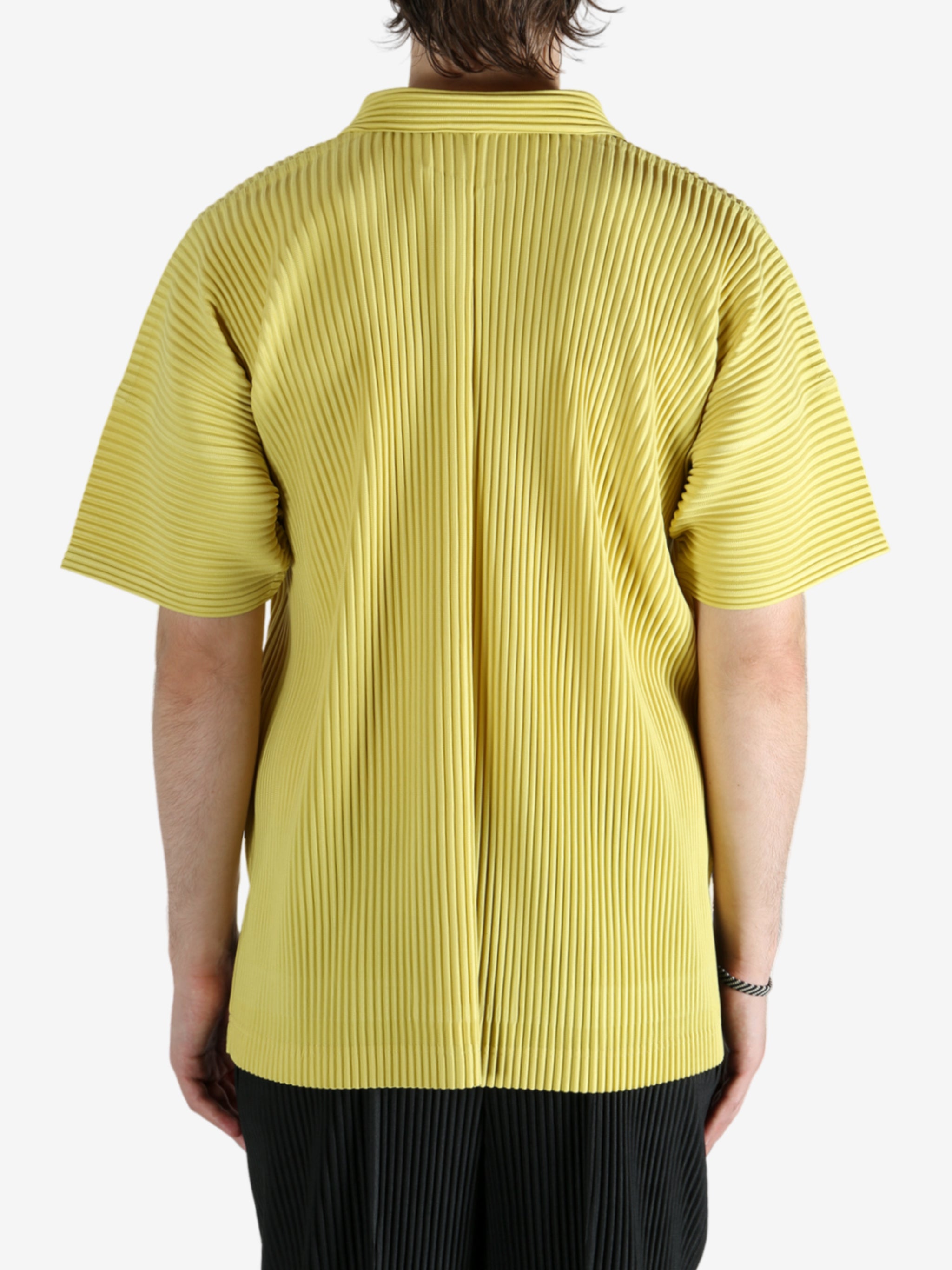 Yellow shirt worn by a person, showing the shirt's fit