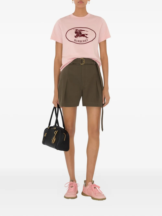 Pink t-shirt,full body view