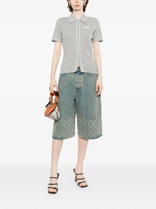 Grey t-shirt, full body view