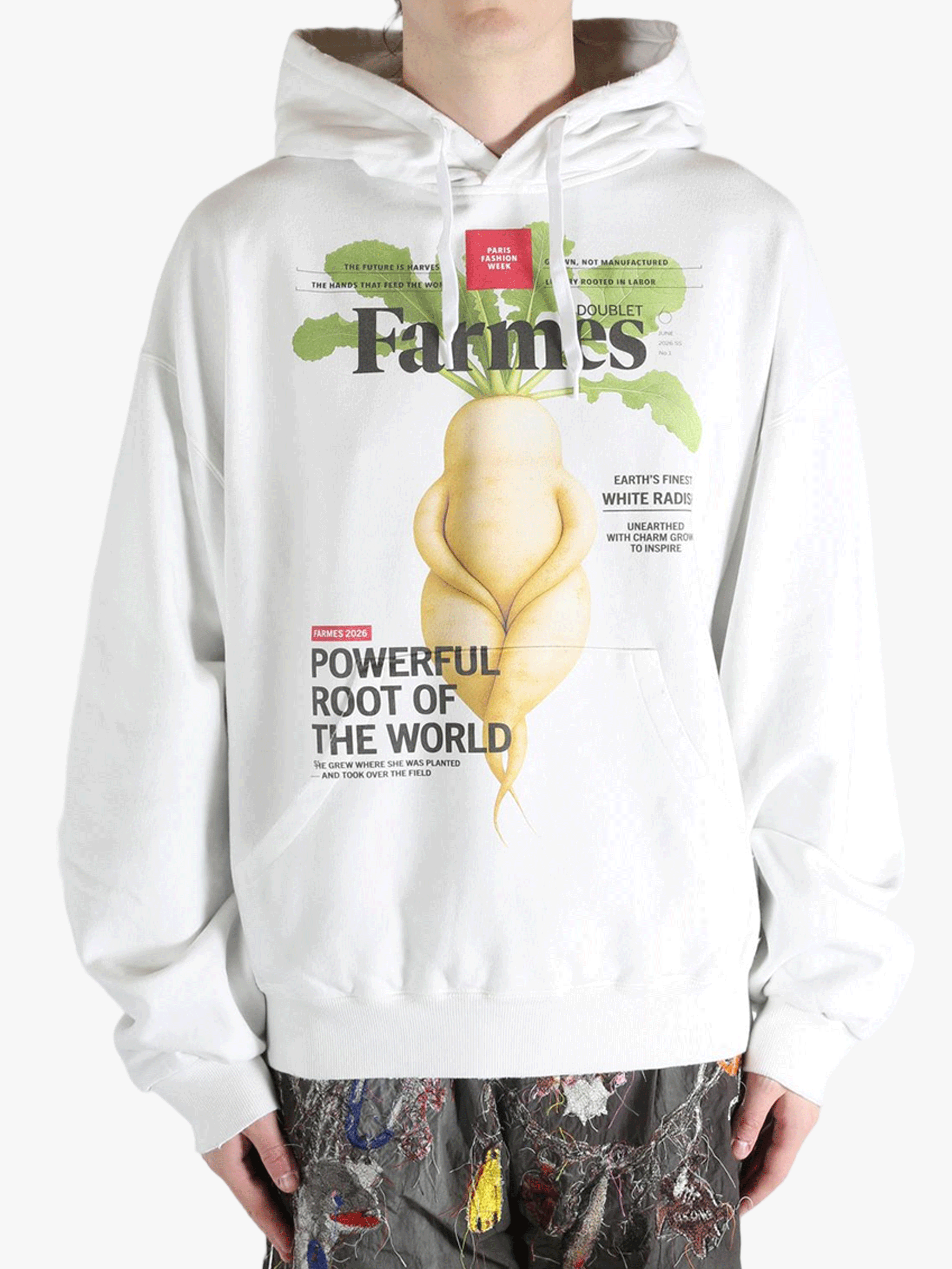 White sweat worn by a person, showing the sweat's fit