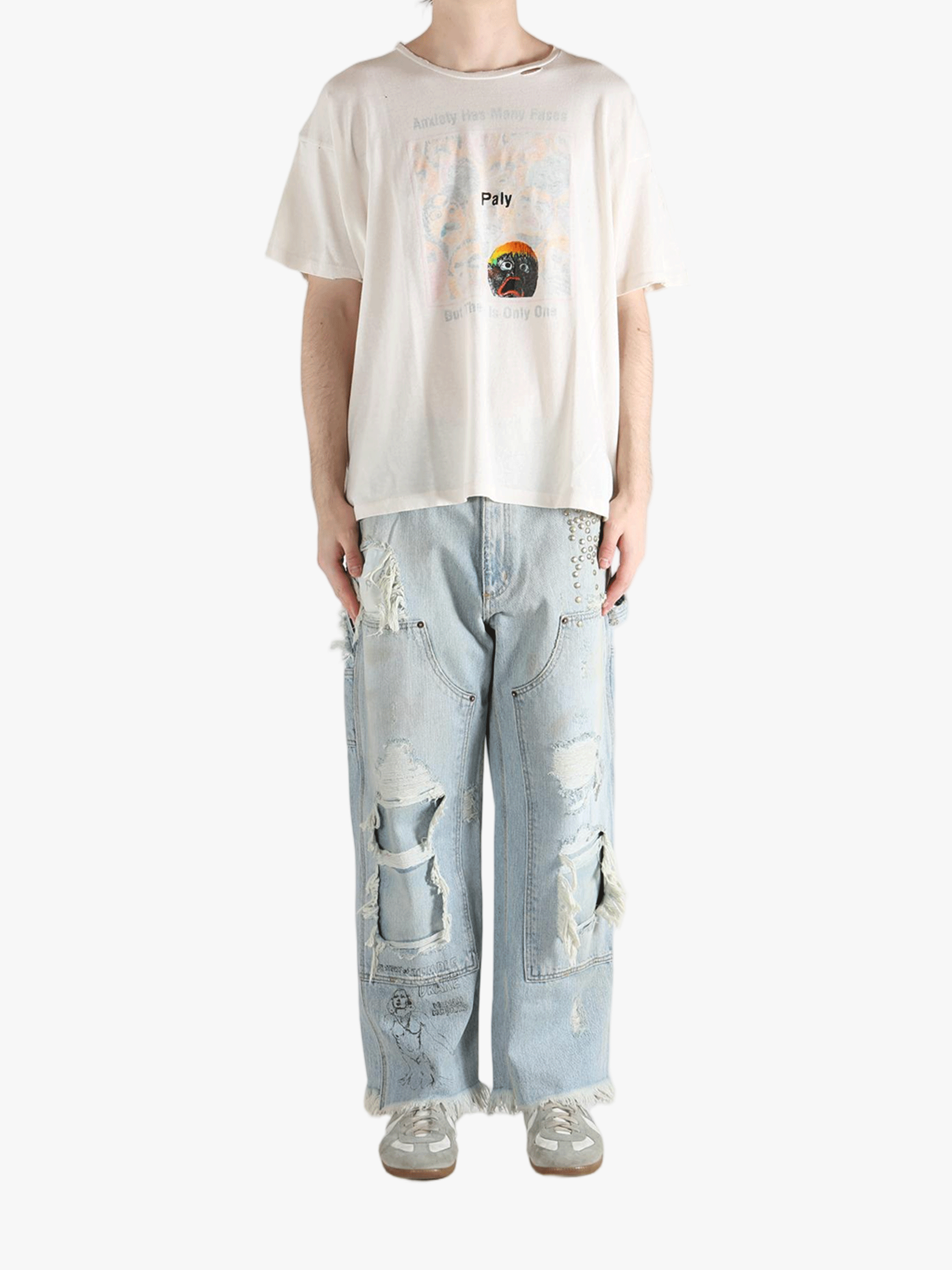 White t-shirt, full body view