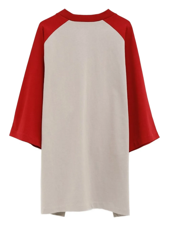 Red t-shirt,back view