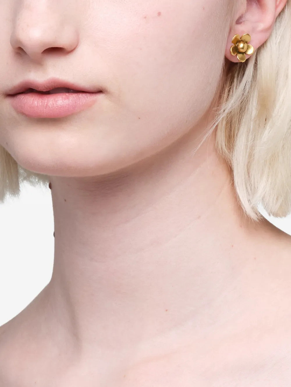 Yellow jewelry worn by a person, showing the jewelry fit
